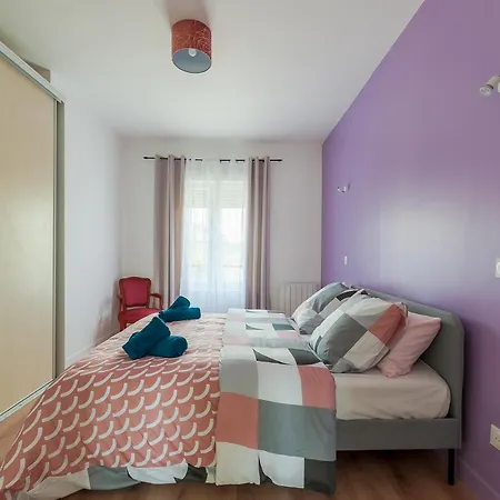 Cosy Modern - 1 Minute Walk From Train Station Apartment