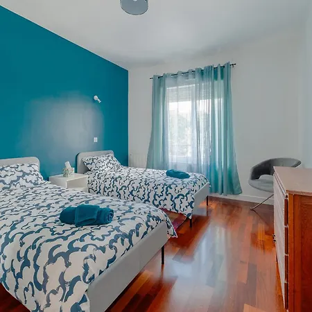 Cosy Modern - 1 Minute Walk From Train Station Apartment *