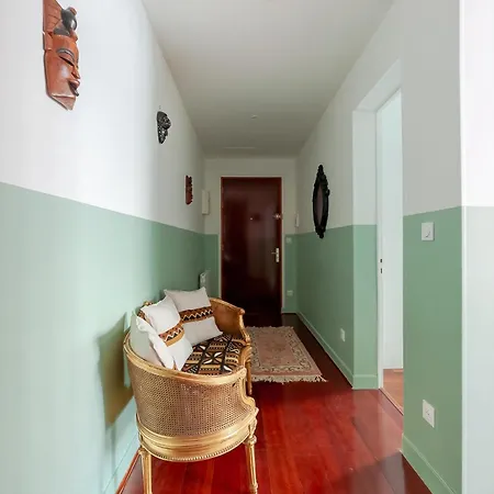 Cosy Modern - 1 Minute Walk From Train Station Apartment