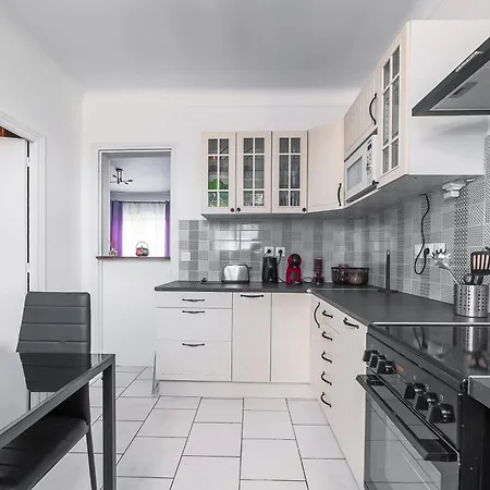 Apartment Cosy Modern - 1 Minute Walk From Train Station