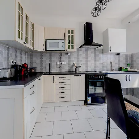 Apartment Cosy Modern - 1 Minute Walk From Train Station