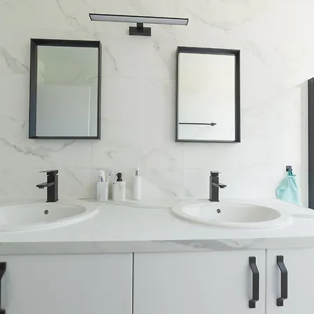 Cosy Modern - 1 Minute Walk From Train Station
